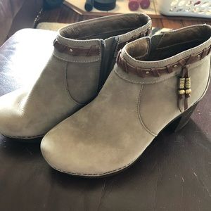 Dansko dabney taupe milled nubuck bootie size 39